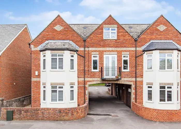 Flat 1, 161 Crescent Road Luxury Apartment
