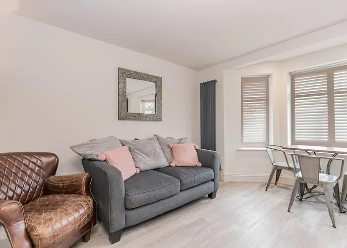Flat 1, 161 Crescent Road Luxury Apartment