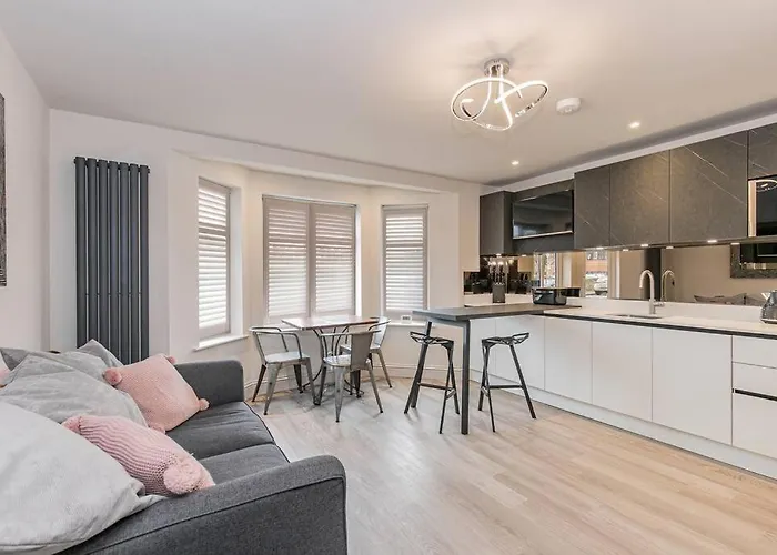Flat 1, 161 Crescent Road Luxury Apartment